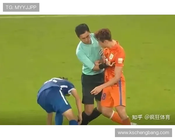 全场观众热情追逐足球明星在比赛中遭遇疯狂围攻的精彩瞬间 全场观众热情追逐足球明星在比赛中遭遇疯狂围攻的精彩瞬间