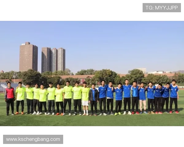 儿子与足球明星亲密合影展现梦想与偶像的完美瞬间 儿子与足球明星亲密合影展现梦想与偶像的完美瞬间